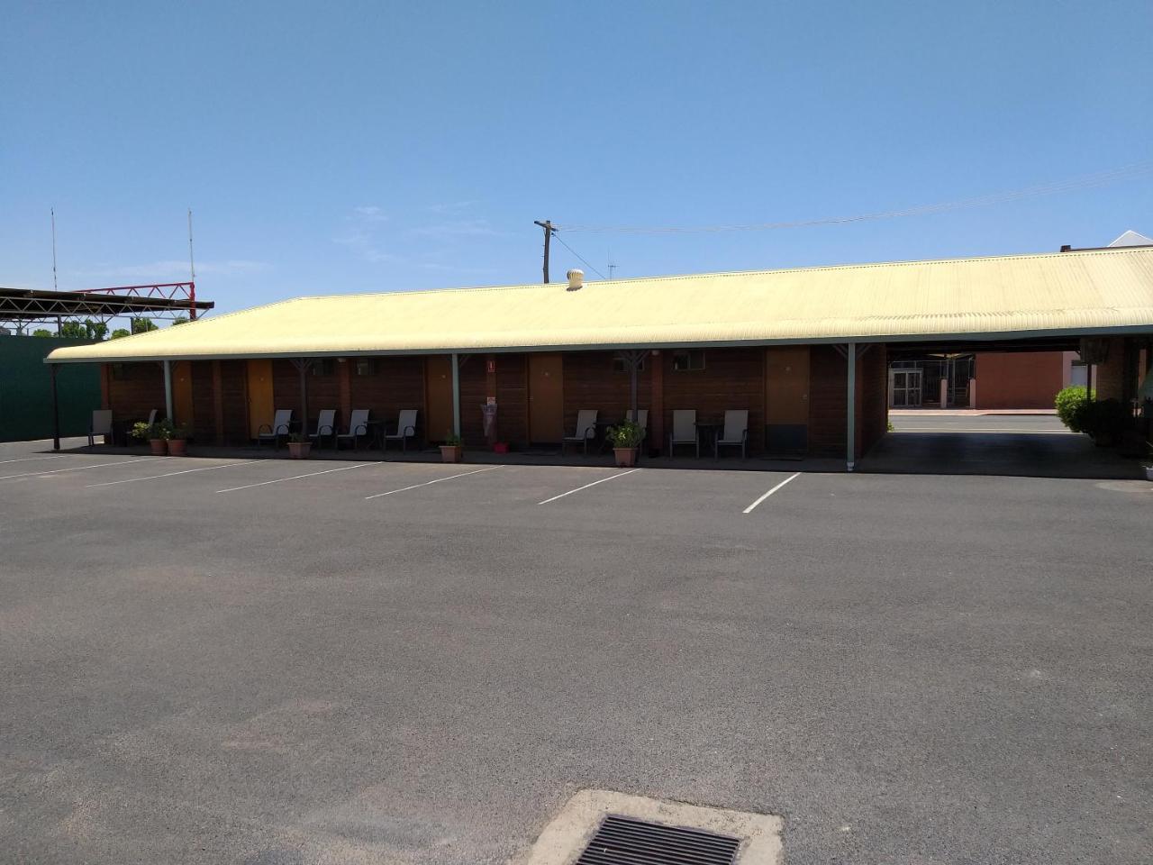 Country Mile Motor Inn Forbes Exterior photo